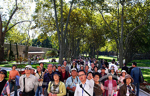  Tourists in front of Topikapi Palace - (1475) - Topikapi Palace - (1475) - Classic Ottoman style - Istanbul - Turkey - 10/2007 