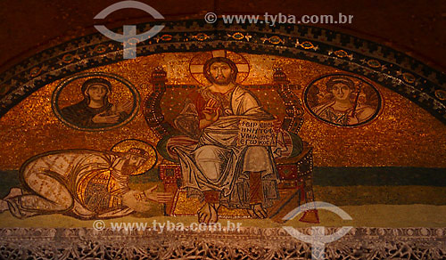  Hagia Sophia is a former patriarchal basilica, later a mosque, now a museum, in Istanbul, Turkey. Famous in particular for its massive dome, it is considered the epitome of Byzantine architecture. It was the largest cathedral in the world for nearly 