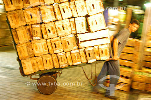  Man working with boxes at the Municipal Market of Sao Paulo city - 01-25-2004 - Sao Paulo state - Brazil 