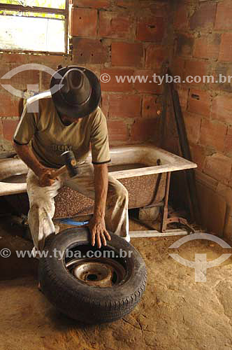  Tyre specialist - Porto das Caixas district - Itaboraí city - Rio de Janeiro state - Brazil - january, 2007  