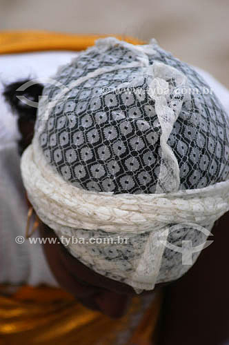  Detail of the head of an adept of Umbanda or Camdomblé (afro-brazilian religions) - cults for Iemanja during the reveillon party of 2005 - Copacabana - Rio de Janeiro city - Rio de Janeiro state - Brazil 