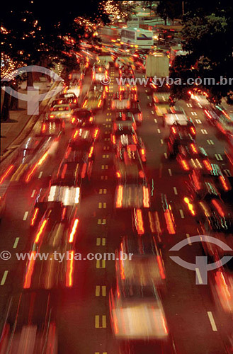  Traffic in Rio de Janeiro city at night - Rio de Janeiro state - Brazil 