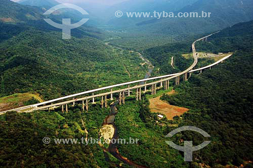  Beginning of mountains on Imigrantes highway - Baixada Santista region - Sao Paulo state - Brazil - 10/03 