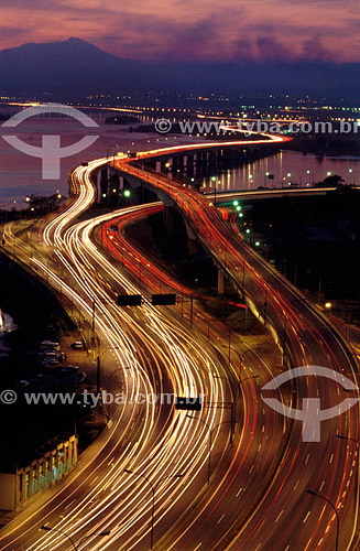  Lights of cars moving along Linha Vermelha, the greater expressway in Rio de Janeiro at twilight - Rio de Janeiro city - Rio de Janeiro state - Brazil 