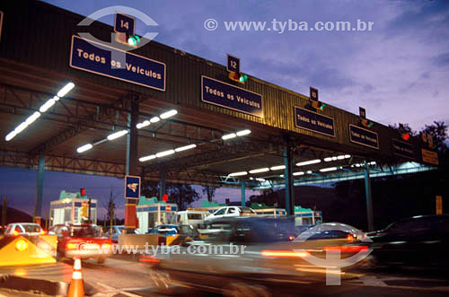  Cars moving through the toolbooth at the entrance to Rio-Juiz de Fora Highway - Rio de Janeiro city - Rio de Janeiro state - Brazil 