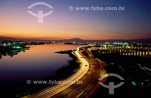  Lights of cars moving along Linha Vermelha at twilight - Rio de Janeiro city - Rio de Janeiro state - Brazil 