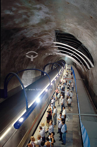  People entering and exiting the Subway - Cardeal Arcoverde Station - Copacabana - Rio de Janeiro city - Rio de Janeiro state - Brazil 