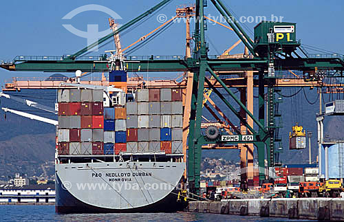  Cargo ship at Rio de Janeiro city port being loaded with containers - Rio de Janeiro state - Brazil 