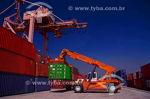  Loading containers on the Rio de Janeiro city port - Rio de Janeiro state - Brazil 