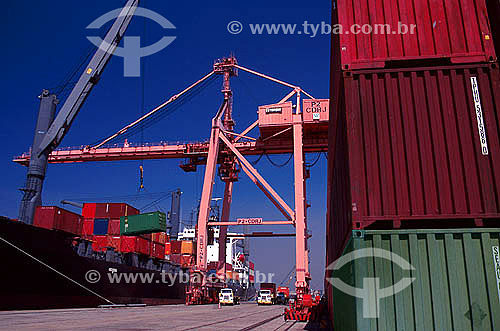 Loading containers on the Rio de Janeiro city port - Rio de Janeiro state - Brazil 