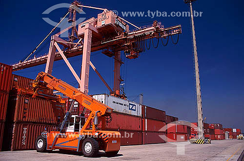  Loading containers on the Rio de Janeiro city port - Rio de Janeiro state - Brazil 