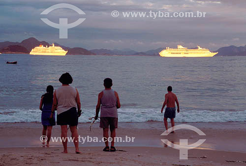  People making offers to Iemanja during New year´s Eve at Copacabana beach, with transatlantic cruise ships in the background - Rio de Janeiro city - Rio de Janeiro state - Brazil 