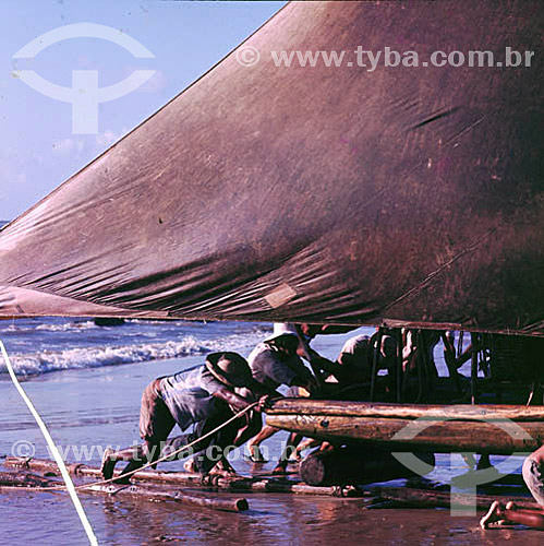  Subject: Fishermen pushing raft / Place: Ceara state (CE) - Brazil / Date: Década de 90 