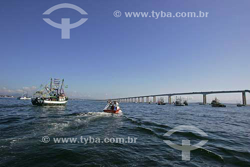  Boats, Guanabara Bay - Rio-Niteroi Bridge in the background - Rio de Janeiro city - Rio de Janeiro state - Brazil - June 2006  - Rio de Janeiro city - Rio de Janeiro state (RJ) - Brazil