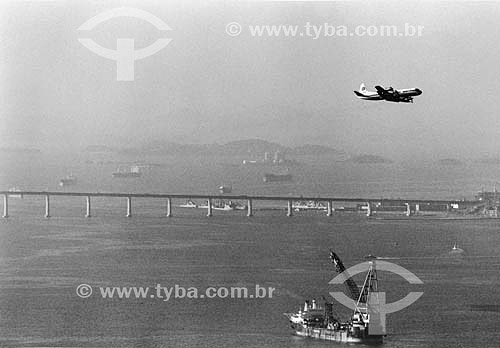  The Lockheed Electra airplane flying above the Rio-Niteroi Bridge (symbol of the flight path from Rio de Janeiro to Sao Paulo during decades, until December 1991) - Rio de Janeiro city - Rio de Janeiro state - Brazil 