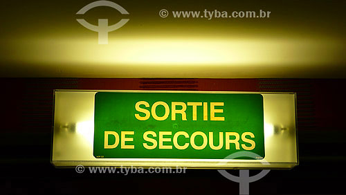  Lumminous sign (emergency exit) - Paris city - France - 11/2007 