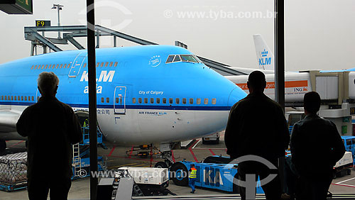  Pessengers at Amsterdam Airport - Netherlands - 11/2007 