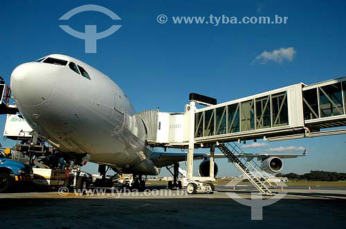  Airplane acces ramp - International airport 