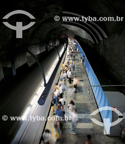  Subject: Passengers at Cardeal Arcoverde subway station 