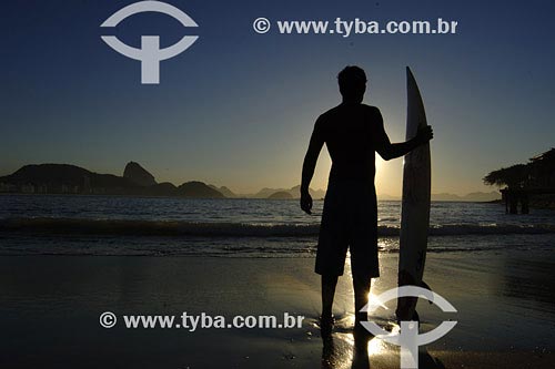  Subject: Surfer on Copacabana beach during sunrise Place: Rio de Janeiro city - Rio de Janeiro state Date: 07/05/2007 
