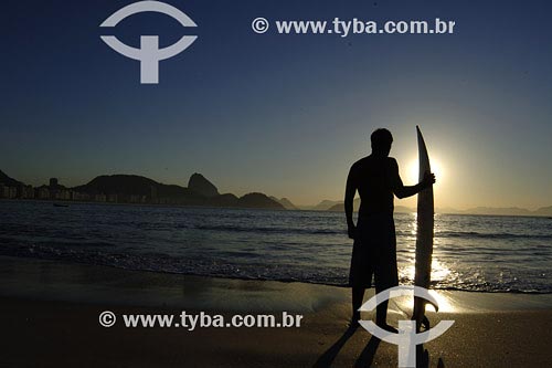  Subject: Surfer on Copacabana beach during sunrise Place: Rio de Janeiro city - Rio de Janeiro state Date: 07/05/2007 