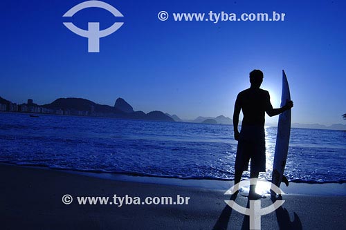  Subject: Surfer on Copacabana beach during sunrise Place: Rio de Janeiro city - Rio de Janeiro state Date: 07/05/2007 