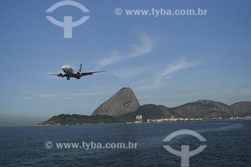  Airplane preparing to land at Santos Dumont airport, Sugar Loaf on the background  - Rio de Janeiro city - Rio de Janeiro state - Brazil