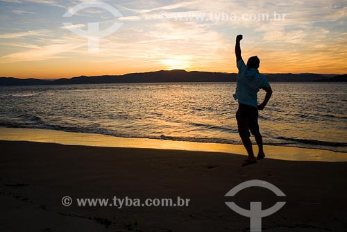  Subject: Man cheering during sunset in Daniela beach Place: Florianopolis city - Santa Catarina state Date: 04/2008 