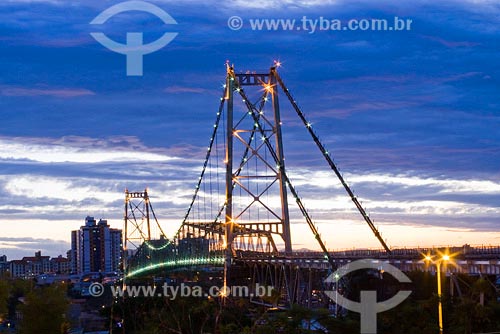  Subject: Hercilio Luz bridge at late evening. Place: Florianopolis city - Santa Catarina state Date: 04/2008 
