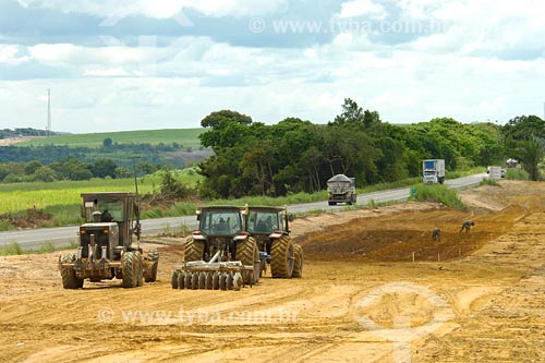  Subject: Duplication of BR 101 highway by the army Place: Caapora - Paraiba state Date: 05/2006 