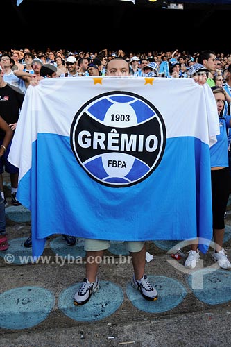  Subject: Gremio FC fan at Olimpico Monumental stadium holding team flag / Place: Porto Alegre city - Rio Grande do Sul state / Date: 04/2008 