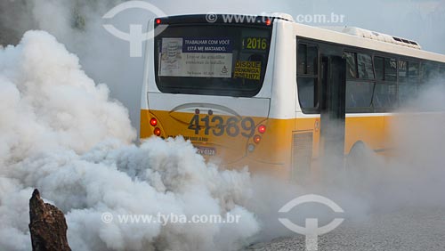  Subject: Smoke coming out of bus / Place: Botafogo neighbourhood - Rio de Janeiro city - Rio de Janeiro state / Date: 01/2008 