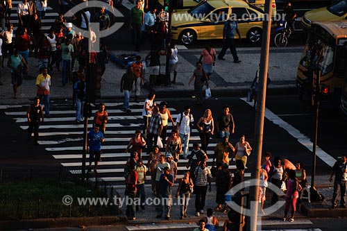  Subject: People crossing Presidente Vargas avenue / Place: Rio de Janeiro city center - Rio de Janeiro state / Date: 03/2008 