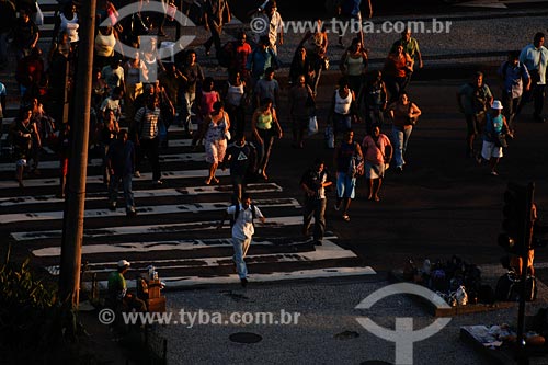  Subject: People crossing Presidente Vargas avenue / Place: Rio de Janeiro city center - Rio de Janeiro state / Date: 03/2008 