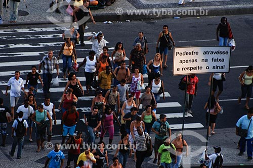  Subject: People crossing Presidente Vargas avenue / Place: Rio de Janeiro city center - Rio de Janeiro state / Date: 03/2008 