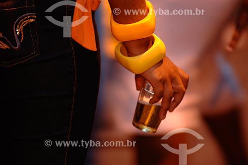  Subject: Woman holding beer glass / Place: Rio de Janeiro city center - Rio de Janeiro state / Date: 01/2008 