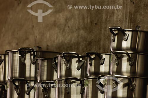  Subject: Pots for sale at Camerino street / Place: Rio de Janeiro city center - Rio de Janeiro state / Date:01/2008 