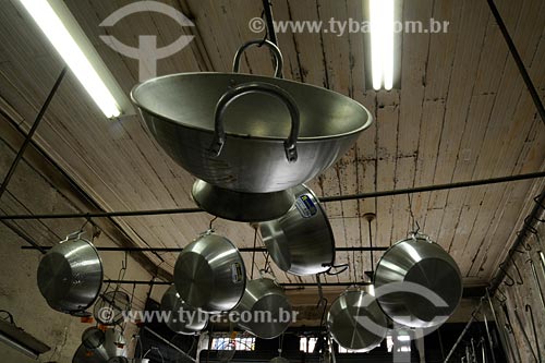  Subject: Pots for sale at Camerino street / Place: Rio de Janeiro city center - Rio de Janeiro state / Date:01/2008 