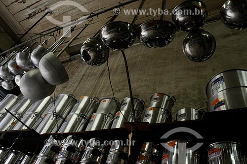  Subject: Pots for sale at Camerino street / Place: Rio de Janeiro city center - Rio de Janeiro state / Date:01/2008 