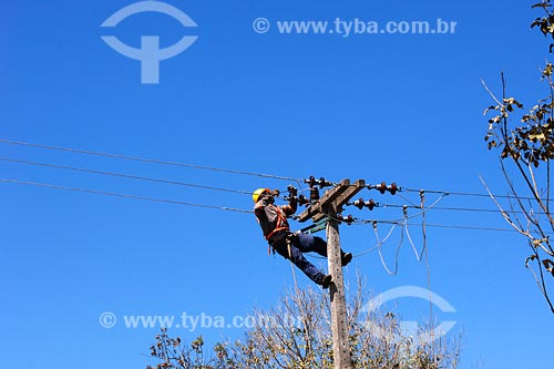  Subject: Power cables maintenance at BR 222 road, on access to Tufilandia town through CEMAR / Place: Tufilan/dia region - Maranhao state / Date: 08/2008 