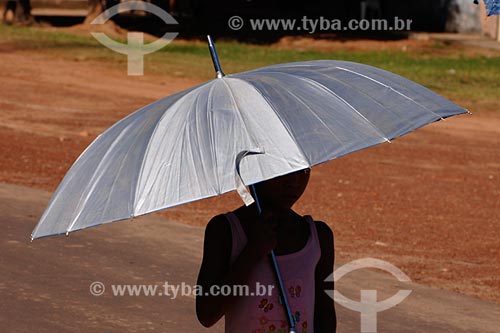  Subject: Woman walking with sun umbrella / Place: Vitoria de Mearim village - Maranhao state / Date: 08/2008 