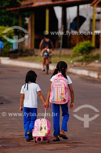  Subject: Girls going to school / Place: Miranda do Norte village - Maranhao state / Date: 08/2008 