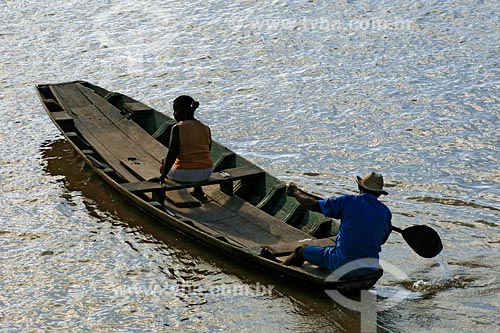  Subject: Man and woman on canoe at Pindare river / Place: Pindare-Mirim town - Maranhao state / Date: 08/2008 