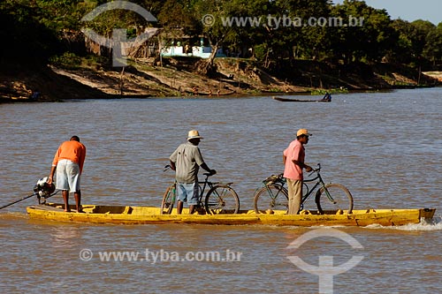  Subject: Motorized canoe crossing Pindare river / Place: Pindare-Mirim town - Maranhao state / Date: 08/2008 