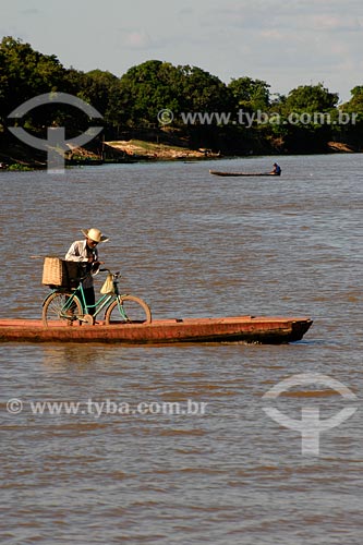  Subject: Motorized canoe crossing Pindare river / Place: Pindare-Mirim town - Maranhao state / Date: 08/2008 