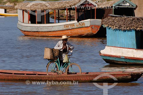  Subject: Motorized canoe crossing Pindare river / Place: Pindare-Mirim town - Maranhao state / Date: 08/2008 