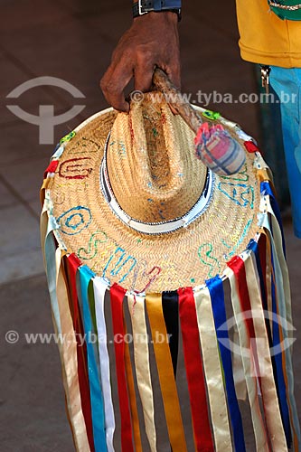  Subject: Person holding hat and drum stick / Place: Laranjeiras neighbourhood - Açailandia town - Maranhao state / Date: 08/2008 