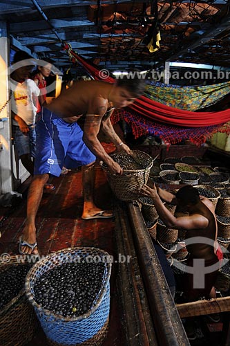  Subject: Açai transport - Ver-o-peso Market (See the Weight Market) / Place: Belem City - Para State - Brazil / Date: 10/11/2008 