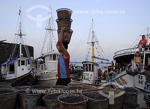  Subject: Man carrying acai - Ver-o-peso Market (See the Weight Market) / Place: Belem City - Para State - Brazil / Date: 10/11/2008 