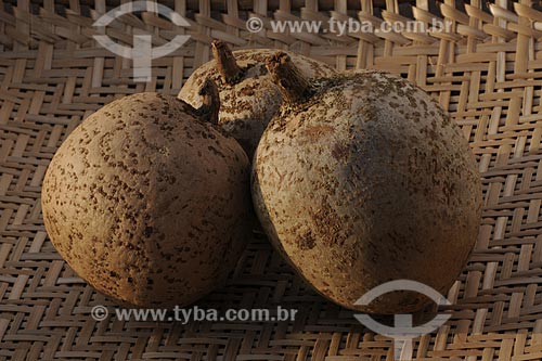  Subject: Basket with Abrico (Apricot)  / Place: Belem City - Para State - Brazil / Date: 10/13/2008 